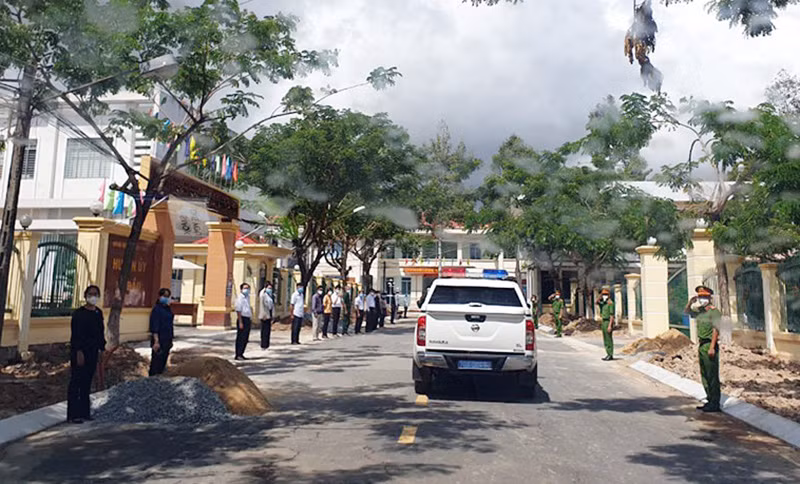 TET - Tết này con không về -0