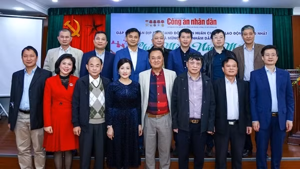 Cuộc gặp mặt ấm áp, nghĩa tình