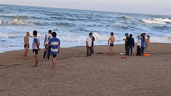 Hai nam sinh lớp 10 bị sóng cuốn mất tích trong lúc tắm biển