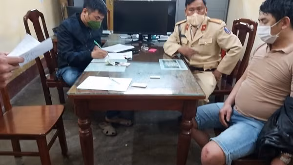 13 nam, nữ tụ tập “mở tiệc” ma túy trong căn nhà cho thuê ảnh 4