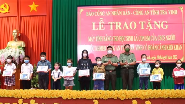 Báo CAND trao 30 máy tính bảng tặng con CBCS dân tộc Khmer ảnh 5
