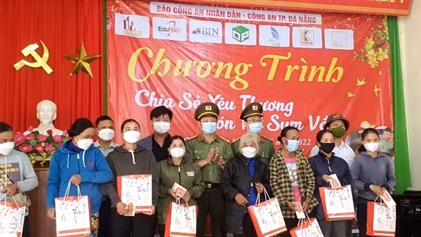 Mang xuân ấm áp đến người dân và học sinh nghèo ảnh 2