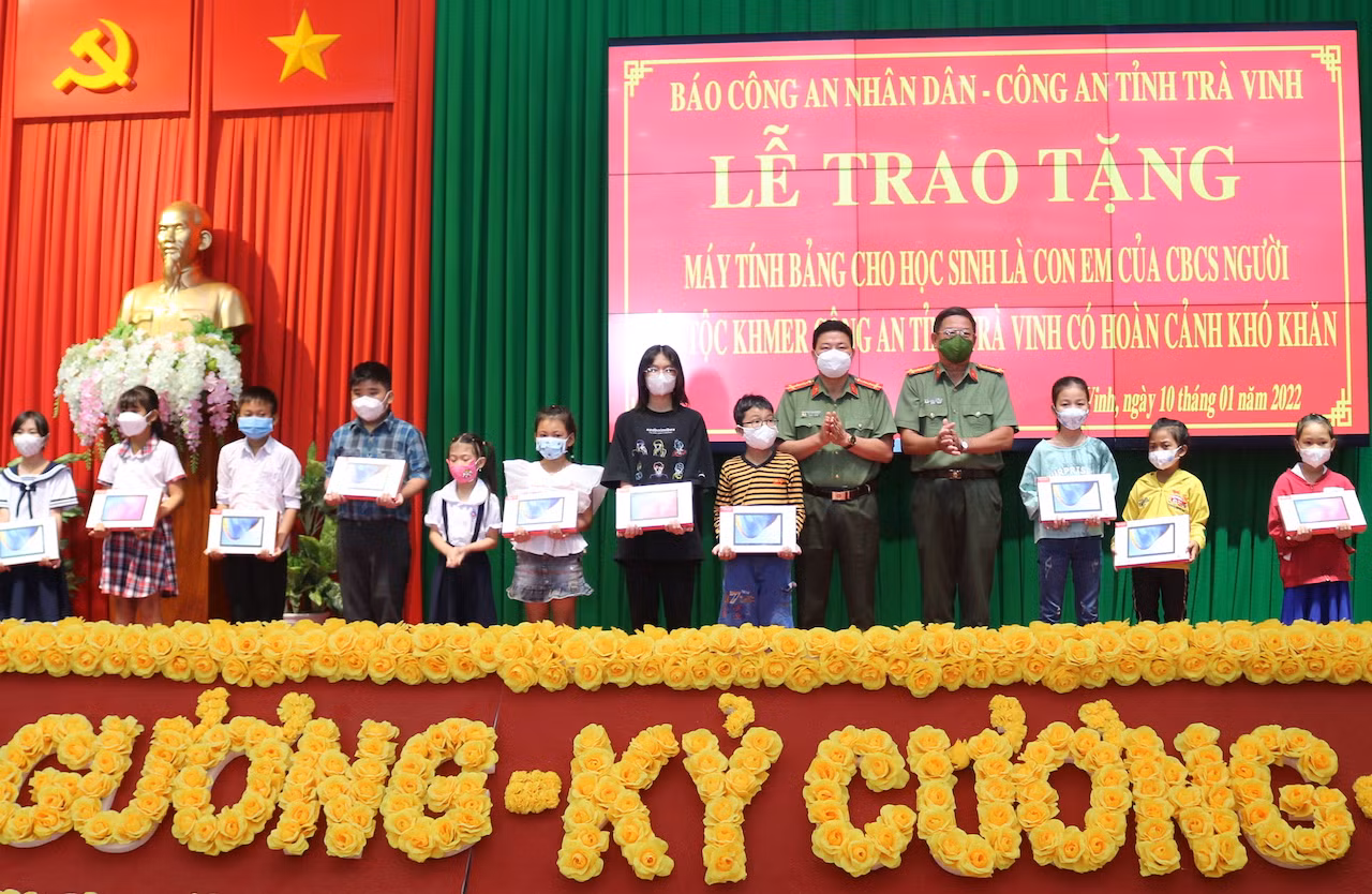 Trao 30 máy tính bảng cho con cán bộ chiến sĩ Công an tỉnh Trà Vinh -0