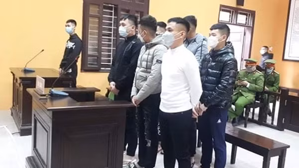 Nhóm thanh niên ném chất bẩn vào nhà dân lĩnh án