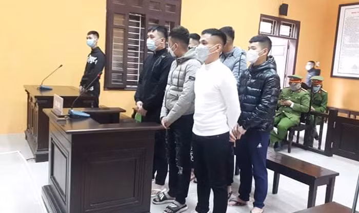 Nhóm thanh niên ném chất bẩn vào nhà dân lĩnh án -0