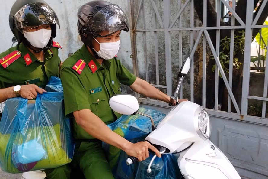 Những “shipper” mang màu áo Công an -0