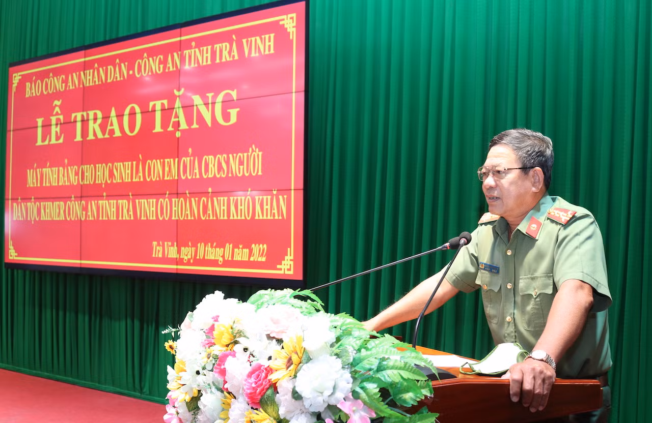 Trao 30 máy tính bảng cho con cán bộ chiến sĩ Công an tỉnh Trà Vinh -0