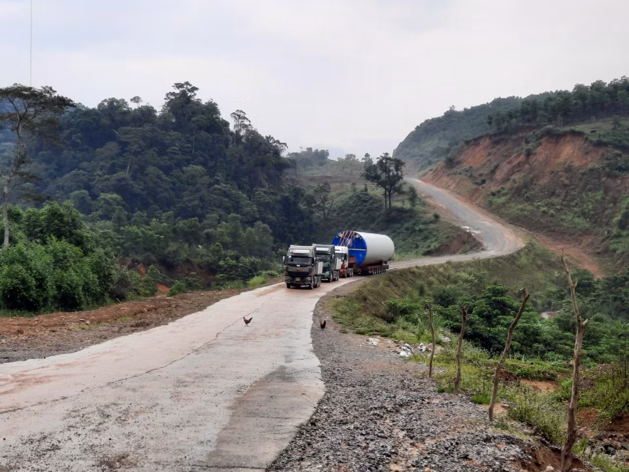 Xe chở thiết bị điện gió băm nát đường, chủ đầu tư vẫn không chịu sửa chữa -0