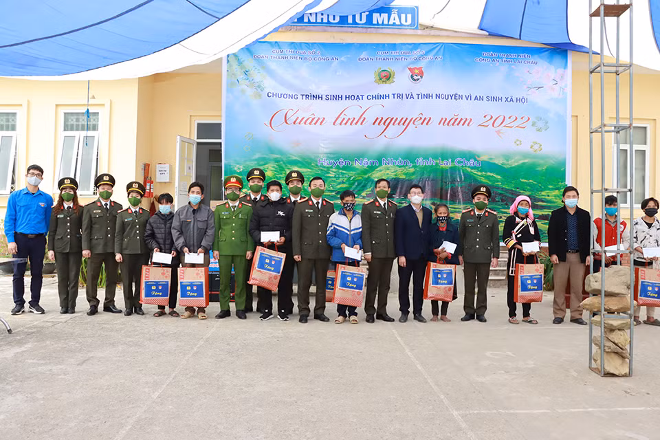 đoàn công tác trao quà cho gia đình chính sách và các gia đình có hoàn cảnh đặc biệt khó khăn.jpg -0