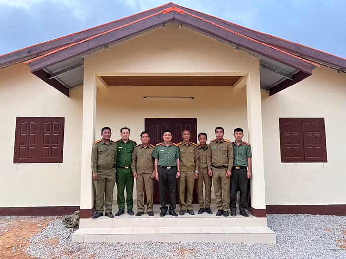 Công an tỉnh Quảng Bình bàn giao 09 trụ sở làm việc tặng Công an tỉnh Khăm Muộn (Lào) -0