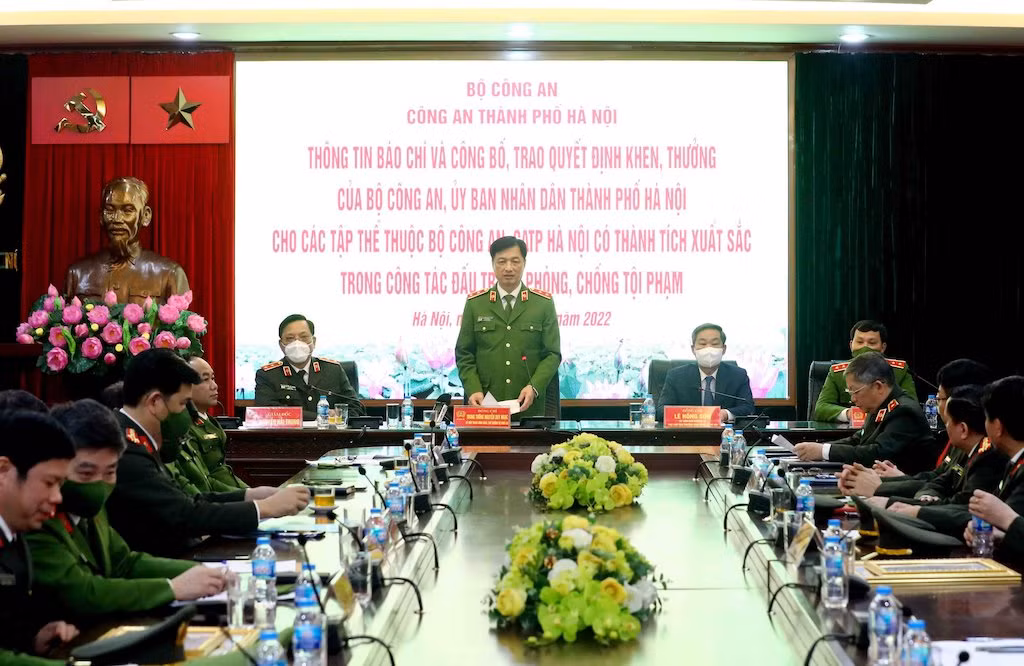 Trao Bằng khen của Bộ trưởng Bộ Công An, UBND TP Hà Nội cho các đơn vị có thành tích xuất sắc trong công tác phòng, chống tội phạm -0