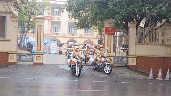 Lực lượng CSGT Thanh Hoá ra quân tuyên truyền, xử lý vi phạm trật tự ATGT ảnh 5