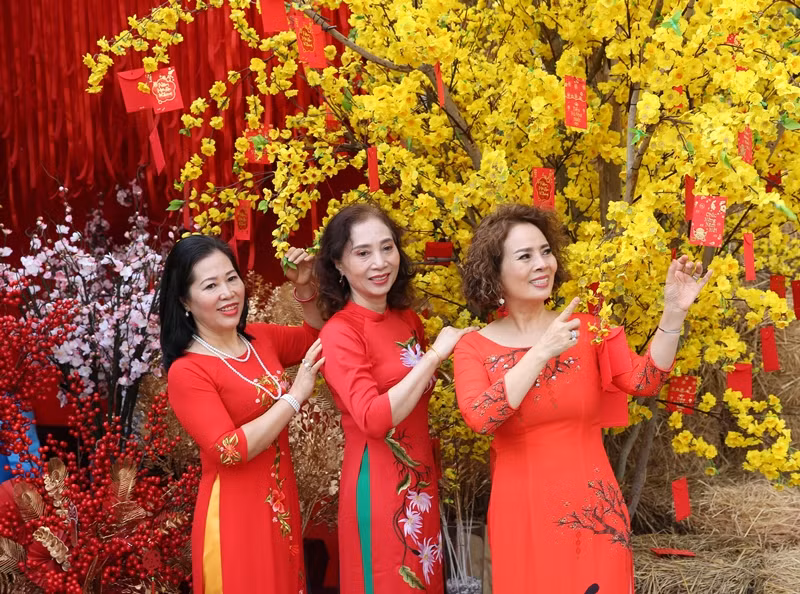Sắc xuân đang về trên thành phố mang tên Bác -6