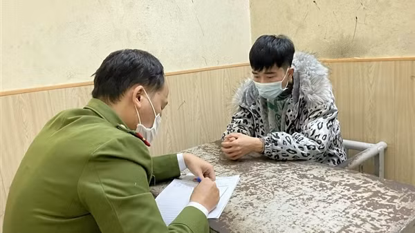 Người đàn ông bước vào ngân hàng, rút súng hô: "Cướp đây"! ảnh 4