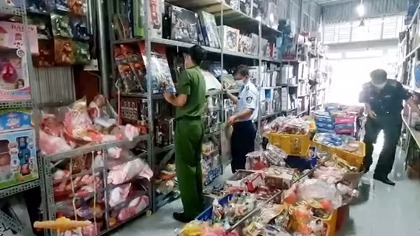 Tạm giữ nhiều đồ chơi trẻ em có xuất xứ Trung Quốc