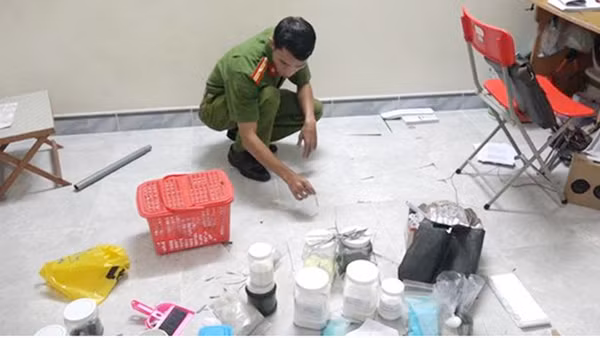 Nhóm học sinh lên mạng mua hóa chất về chế tạo pháo ảnh 1