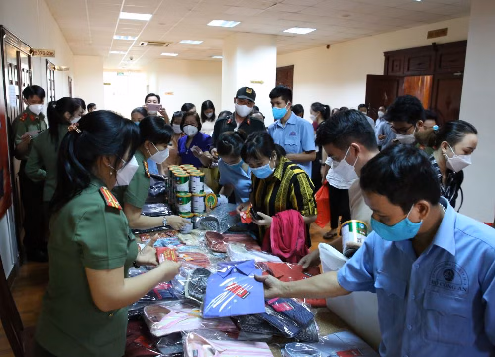Sau chương trình, các đoàn viên công đoàn tham gia mua sắm tại gian hàng 0 đồng.