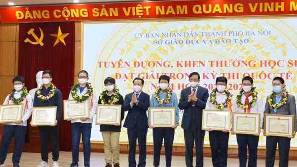 Hà Nội tuyên dương học sinh đoạt giải các kỳ thi quốc tế