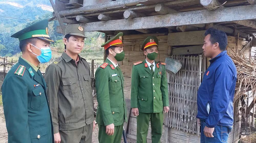 Chuyện thu súng tự chế ở vùng cao biên giới -0