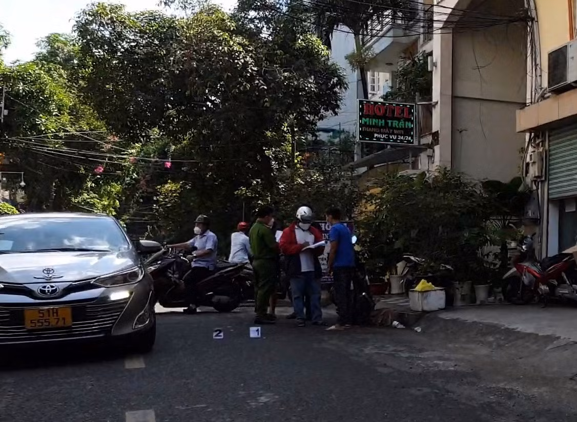 Truy xét 2 đối tượng giật giỏ xách khiến cô gái đập cả người xuống đất -1