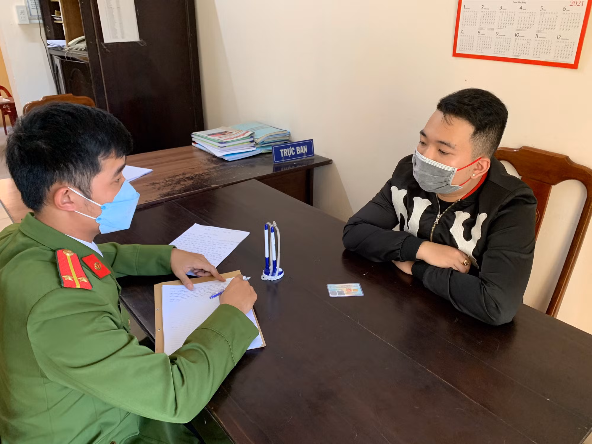 Bắt 2 đối tượng bán ma túy cho nhóm nam, nữ trong nhà nghỉ -0