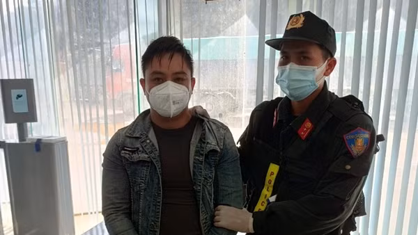 Bàn giao đối tượng bị truy nã cho Cảnh sát Vương quốc Anh ảnh 2