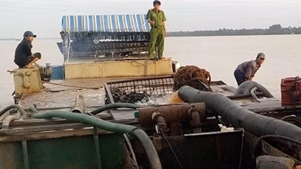 Sơn La tăng cường quản lý hoạt động khai thác cát trên sông Đà ảnh 1