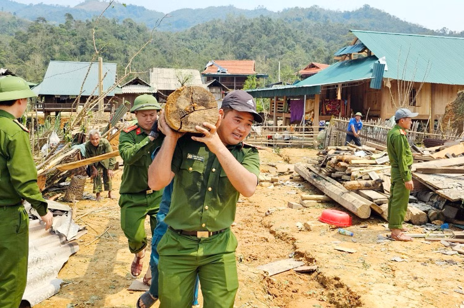 Công an huyện Kỳ Sơn giúp người dân dựng lại nhà sau trận mưa đá tàn phá -7