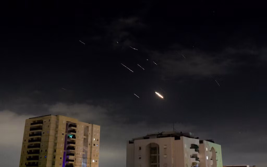 Hệ thống phòng không của Israel được kích hoạt để đánh chặn UAV và tên lửa từ Iran. Ảnh: Reuters