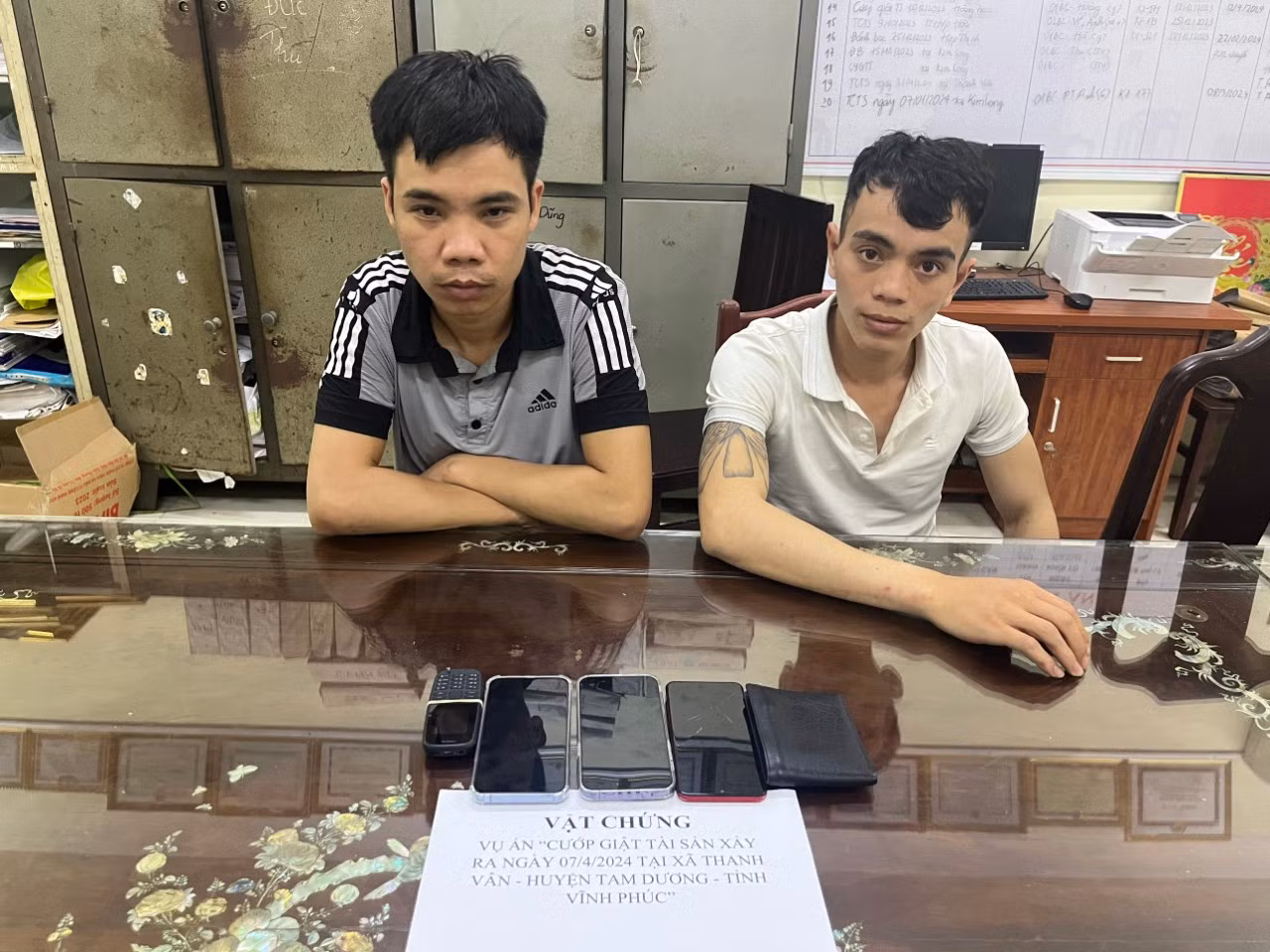 Hai đối tượng gây ra vụ cướp giật tại cửa hàng mua bán, sửa chữa điện thoại ở Vĩnh Phúc đã bị bắt -0