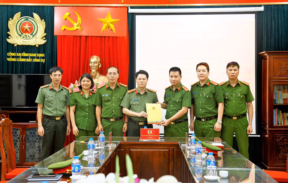 Khen thưởng Cảnh sát hình sự phá nhanh vụ án giết người -0