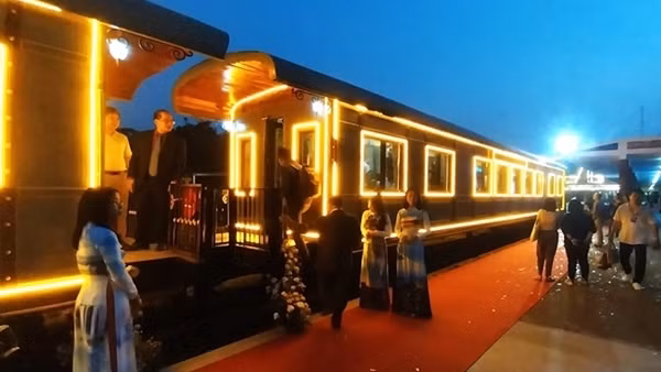 Chuyến tàu hoàng hôn đầu tiên khởi hành từ ga Đà Lạt