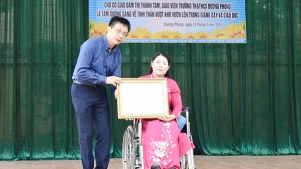 Tặng Bằng khen của Bộ trưởng Bộ GD&ĐT cho giáo viên khuyết tật tiêu biểu