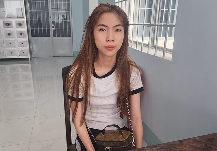 Bắt quả tang thiếu nữ tổ chức chơi ma túy cùng nhóm bạn -0