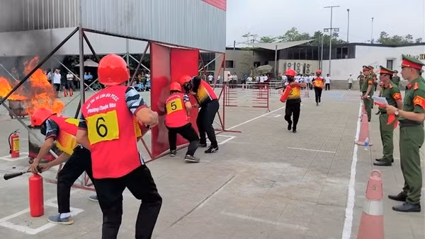 260 vận động viên ở Huế tranh tài hội thi “Tổ liên gia an toàn PCCC”
