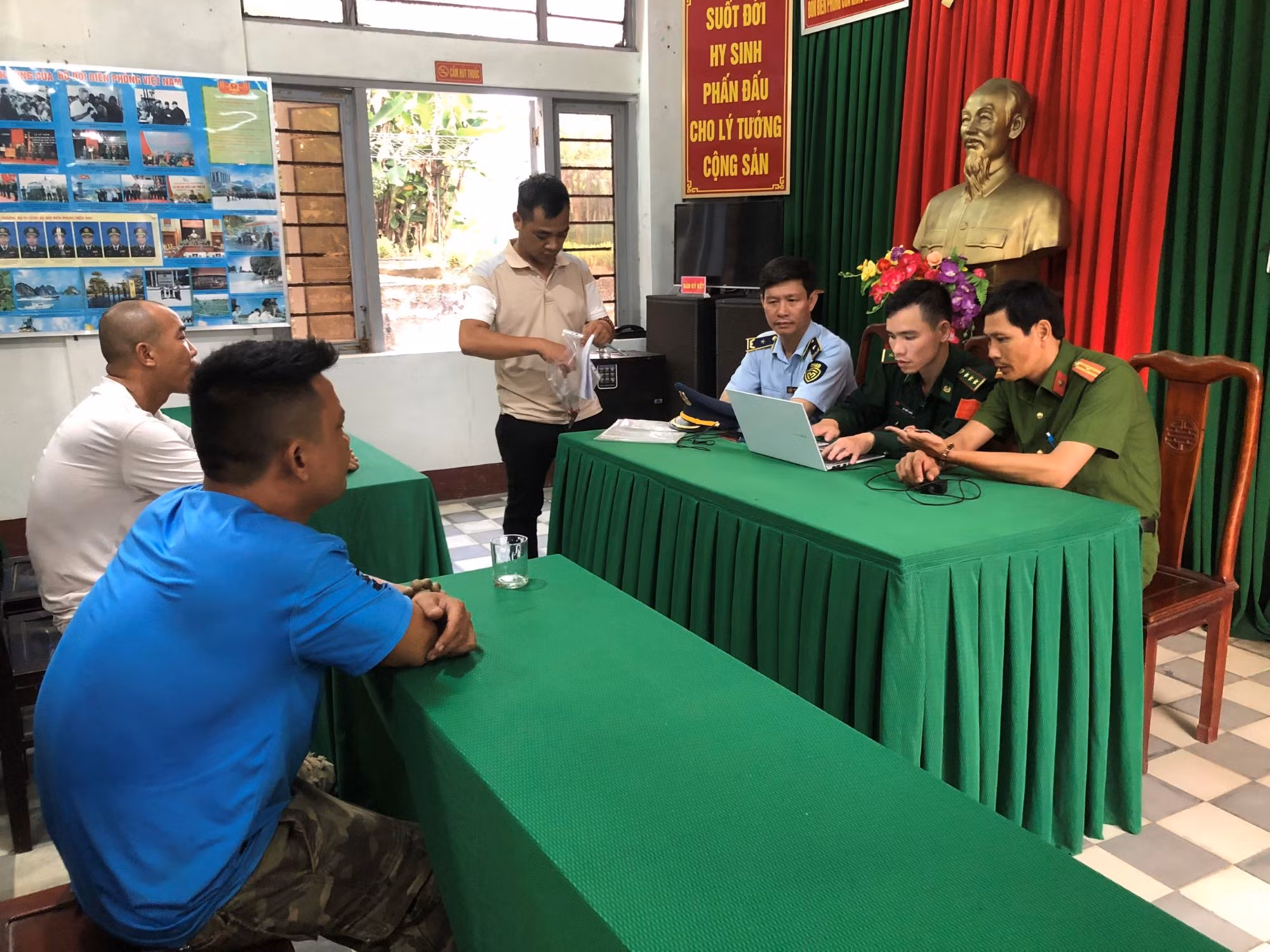 Dùng xe tải ngụy trang tinh vi để vận chuyển số lượng lớn gỗ lậu -0