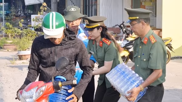 Công an tỉnh Cà Mau hỗ trợ nước cho người dân vùng khô hạn