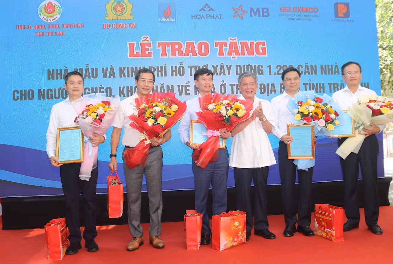 Bộ Công an trao tặng nhà mẫu và kinh phí xây dựng 1.290 ngôi nhà tại Trà Vinh -0