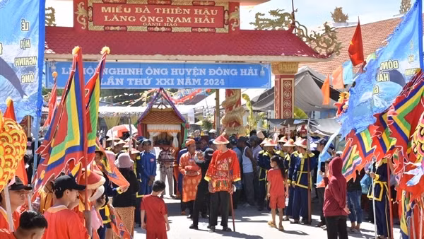 Hàng ngàn người dự lễ hội Nghinh Ông Nam Hải