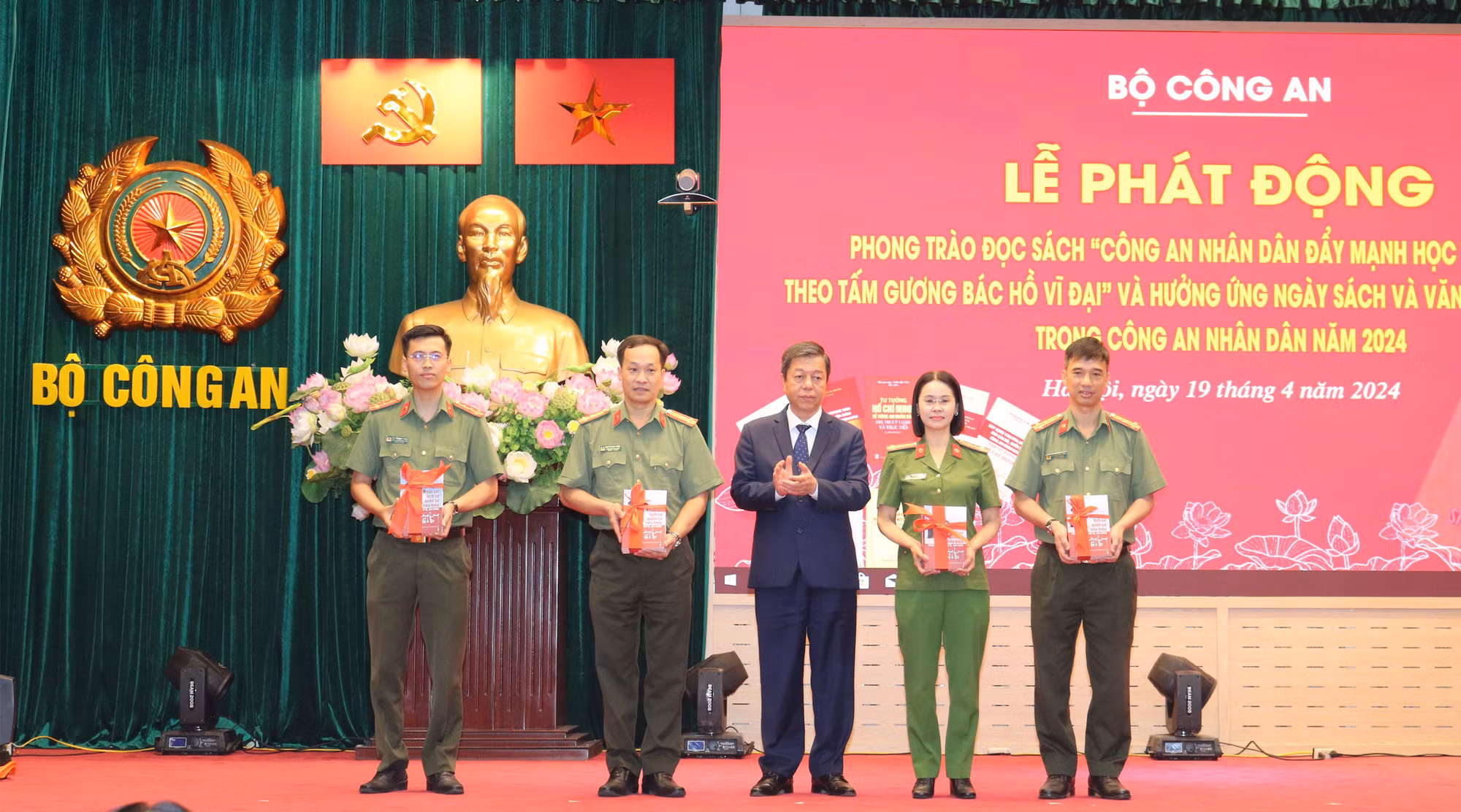 Bộ Công an phát động phong trào đọc sách năm 2024 trong CAND -0