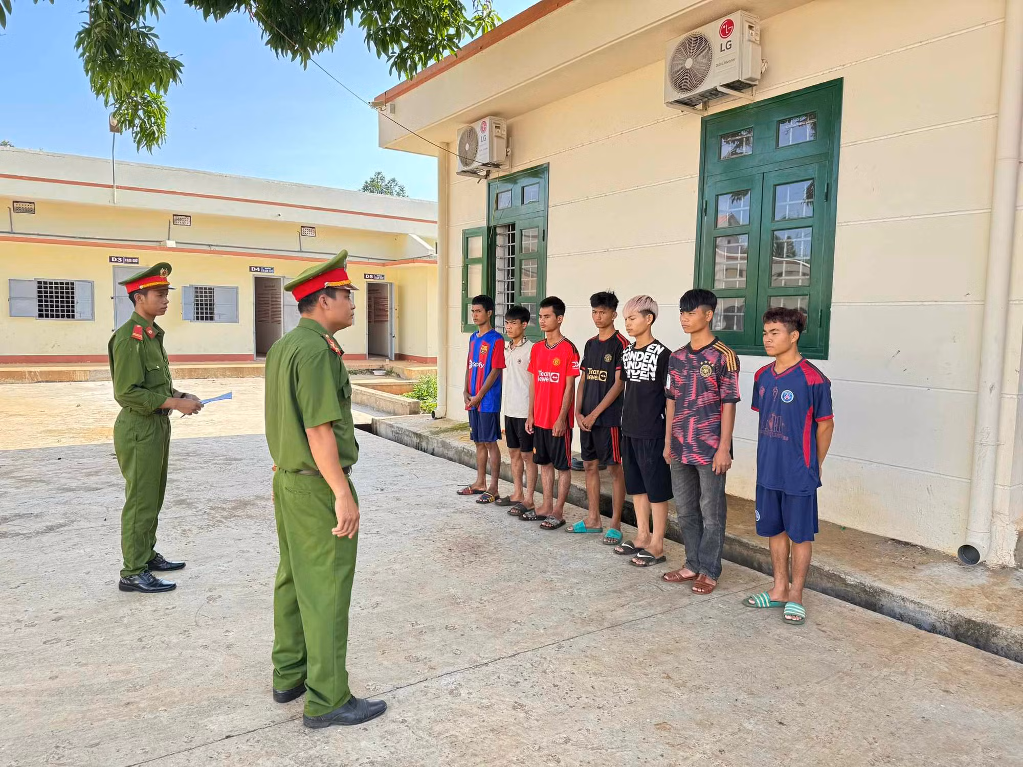 Bắt nhóm dẫn dụ 2 cô gái vào rẫy vắng để hiếp dâm -0