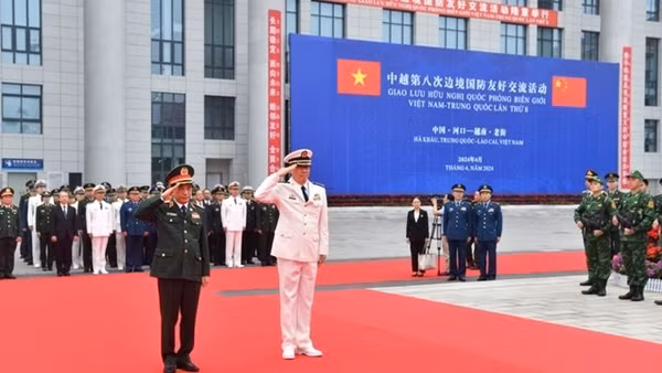 Giao lưu hữu nghị quốc phòng biên giới Việt - Trung