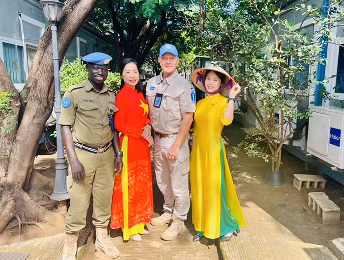 Hoa xương rồng trong nắng Nam Sudan -0