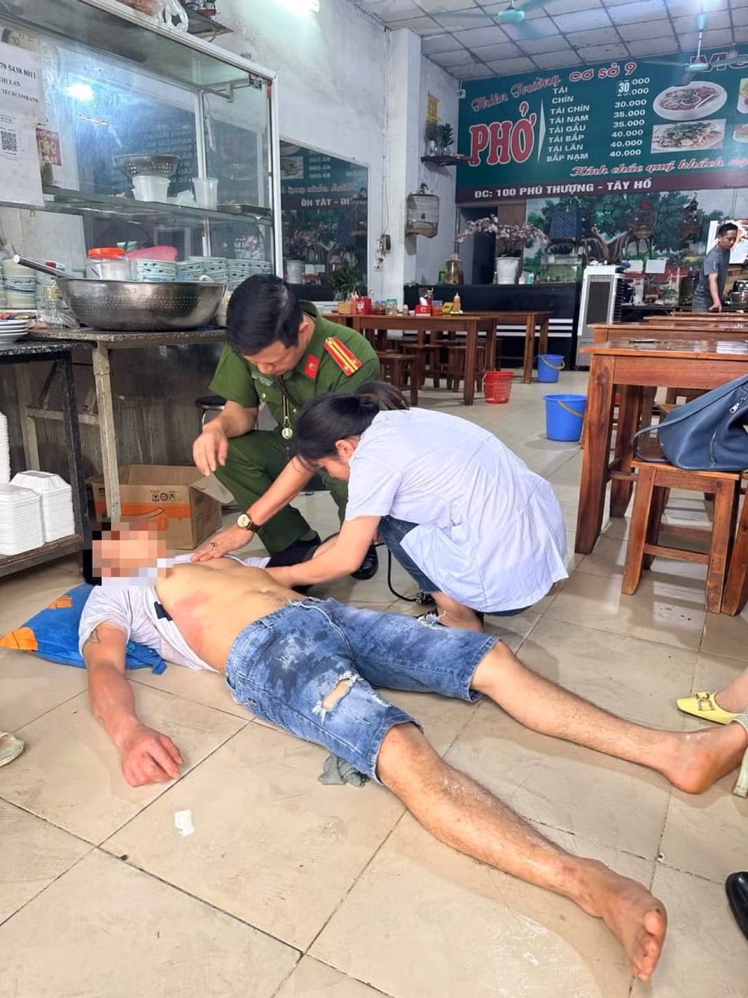 Công an phường kịp thời sơ cứu nhân viên quán phở bị ngã bất tỉnh ở Hà Nội -0