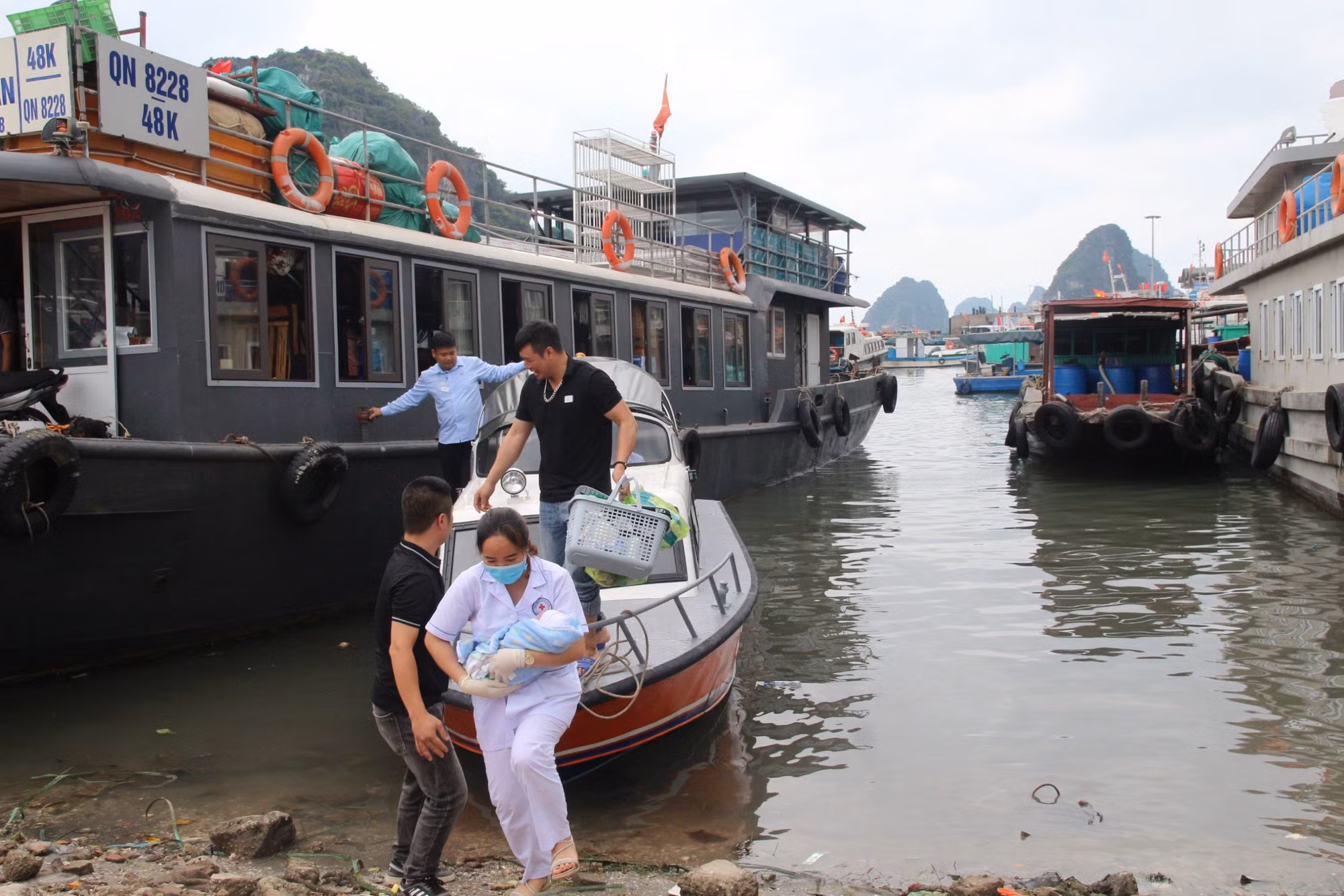 Sản phụ sinh con trên biển từ đảo về đất liền -0