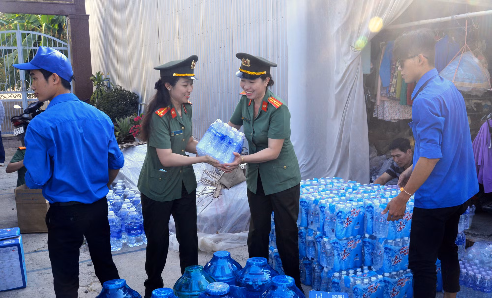 Công an tỉnh Cà Mau hỗ trợ nước cho người dân vùng khô hạn -0