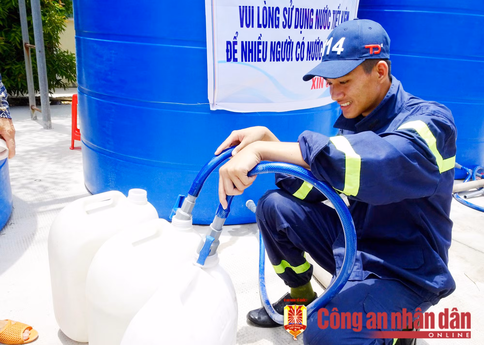 Công an các tỉnh, thành ĐBSCL hỗ trợ cấp nước ngọt miễn phí cho người dân vùng hạn mặn -3