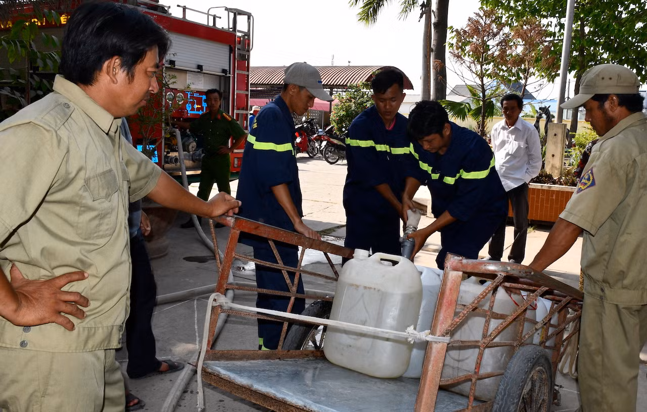 Lực lượng Công an chung sức hỗ trợ người dân vùng hạn mặn -0