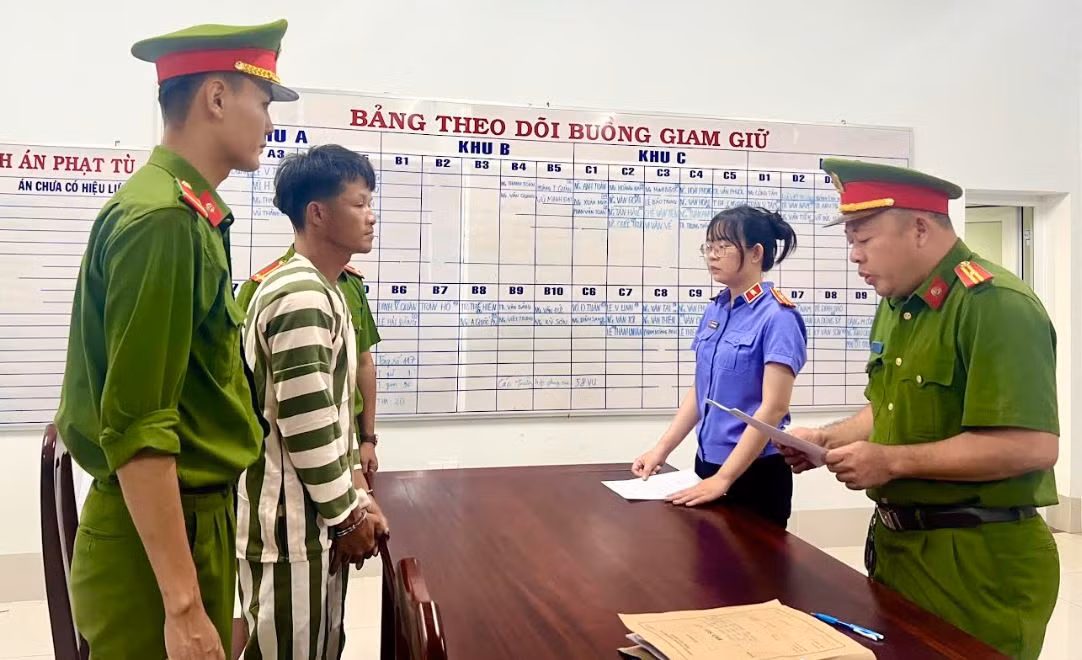 Ném gạch, dùng dao tấn công CSGT -0