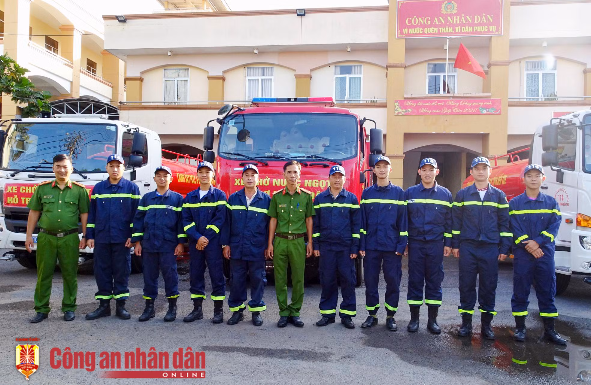Công an các tỉnh, thành ĐBSCL hỗ trợ cấp nước ngọt miễn phí cho người dân vùng hạn mặn -1